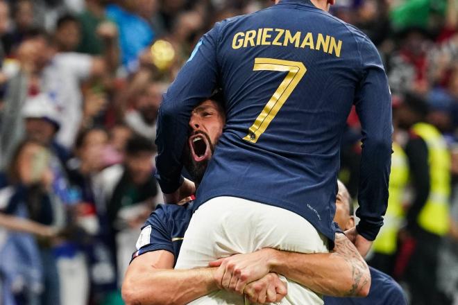 Antoine Griezmann celebrando el gol de Giroud contra Inglaterra (Foto: Cordon Press).