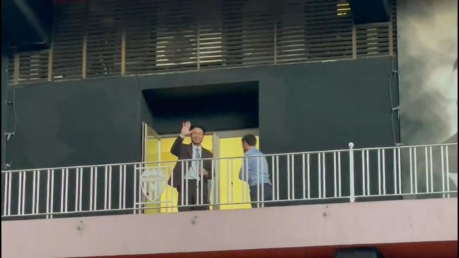 El hijo de Peter Lim, Kiat Lim, saluda desde el balcón de Mestalla