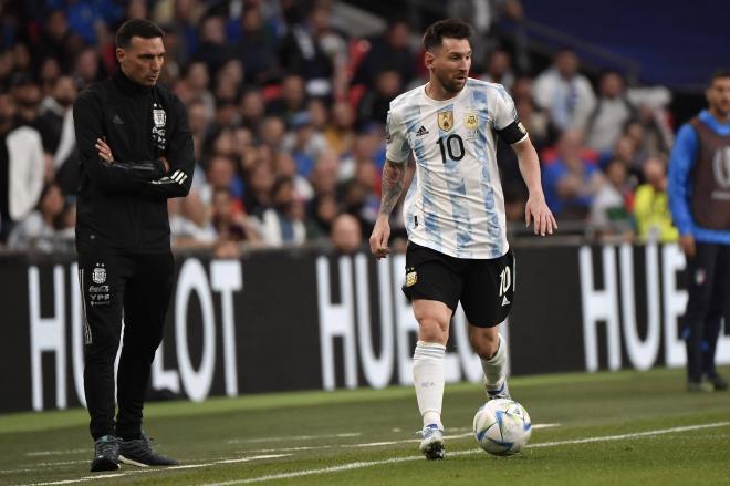 Scaloni observa a Messi jugar en un partido de Argentina.(Foto: Cordon Press)