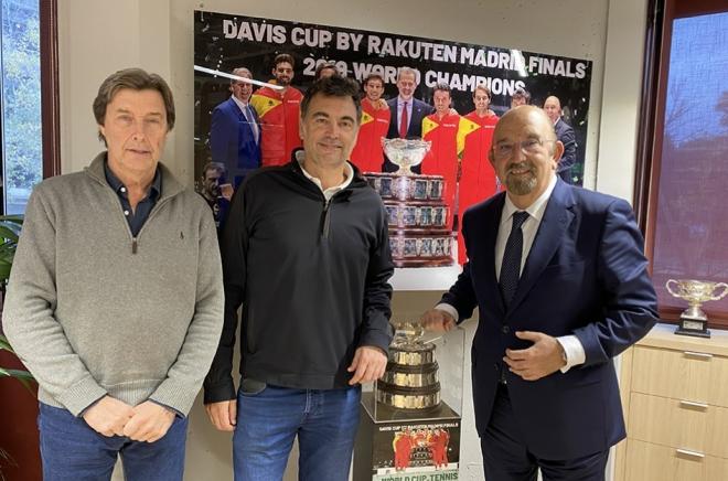 Sergi Bruguera, junto al trofeo de la Copa Davis (Foto: RFET).