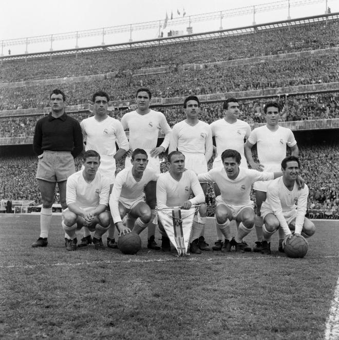 Di Stefano con la plantilla del Real Madrid en 1957 (Foto: Cordon Press).