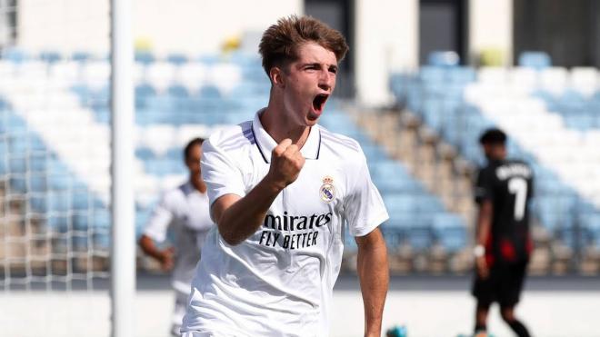 César Palacios celebra un gol con el Real Madrid (Foto: RMCF).