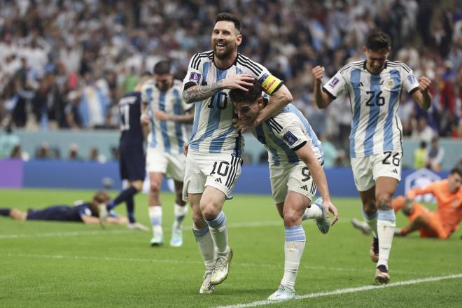 Messi y Julián Álvarez celebran el 2-0 de Argentina contra Croacia en el Mundial (Foto: Cordon pr