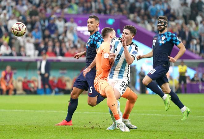 Penalti de Livakovic a Julián Álvarez en el Argentina-Croacia del Mundial de Qatar (FOTO: Cordon press)