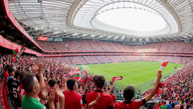 La afición zurigorri, apoyando como una caldera en San Mamés al equipo (Foto: Athletic Club).