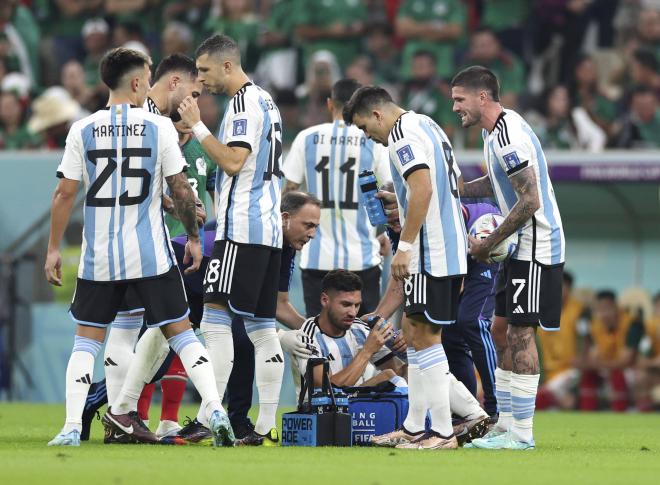 Montiel y Acuña, en un partido de Argentina en el Mundial (Foto: Cordon Press).