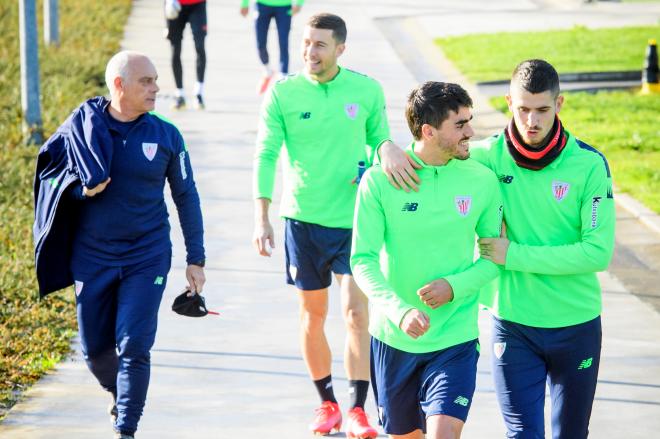 El atacante del filial Jon Cabo camina junto con Oihan Sancet esta semana en Lezama (Foto: Athletic Club).