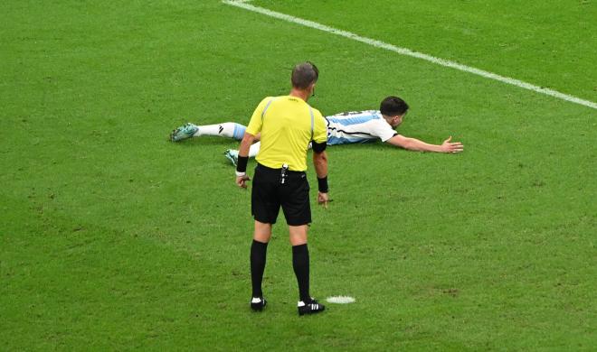 Daniele Orsato decidiendo el penalti a favor de Argentina (Foto: Cordon Press).
