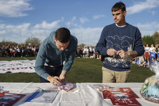 De Marcos y Dani García, en el mercadillo solidario iniciativa de Save The Children (Foto: EFE).