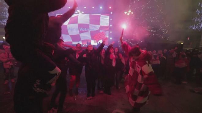Hinchas de Croacia celebran en Zagreb el haber llegado hasta las semis del Mundial de Qatar