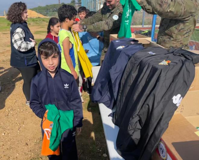 Los niños del Líbano, con camisetas del Betis.