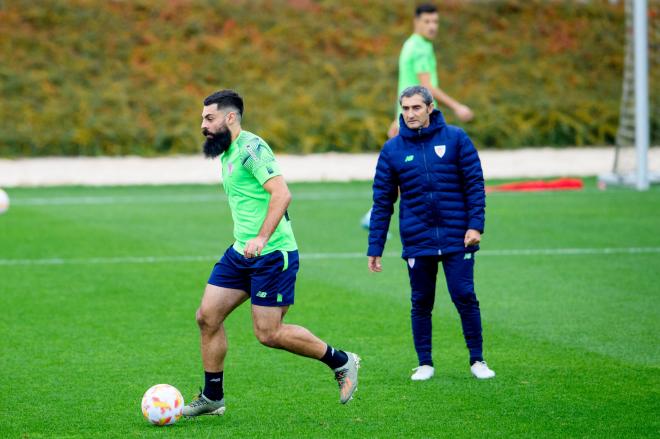 Asier Villalibre junto a Ernesto Valverde en Lezama (Foto: Athletic Club).