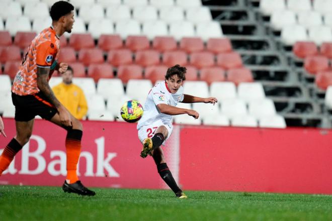 Carlos Álvarez chuta para marcar su gol en el Sevilla-Volendam (Foto: SFC).