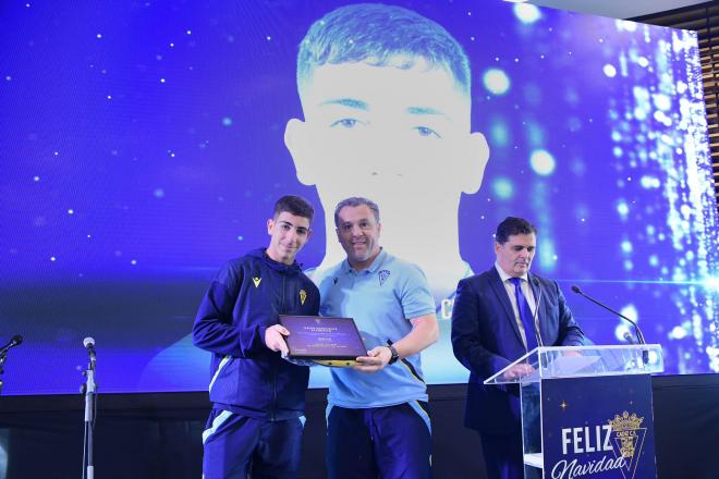 Entrega de uno de los premios de manos de Sergio González (Foto: Cádiz CF).