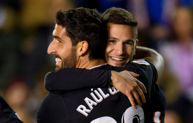 Gorka Guruzeta y Raúl García celebran un gol en el partido amistoso ante el Burgos (Foto: Athletic Club).
