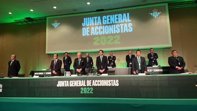 La mesa de la Junta de Accionistas del Betis 2022 (Foto: Kiko Hurtado)