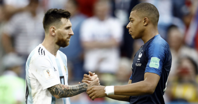 Leo Messi y Kylian Mbappé se saludan en el Mundial 2018.