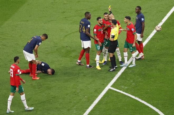 Los jugadores de Marruecos protestan al árbitro durante las semifinales del Mundial (Foto: Cordon