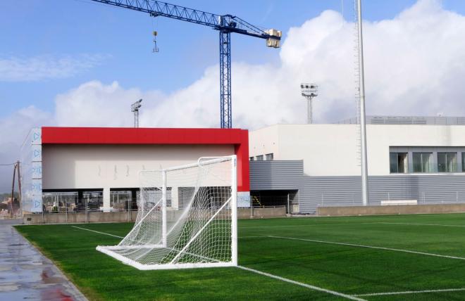 El nuevo campo de entrenamiento del Sevilla en la ciudad deportiva (Foto: Kiko Hurtado).