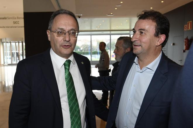Ozgur Unay y Catalán, en la Junta del Betis (Foto: Kiko Hurtado)