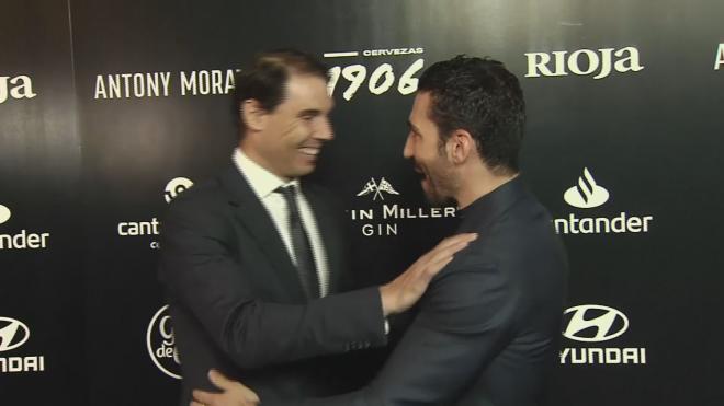 Rafael Nadal y Miguel Ángel Silvestre se encuentran en el photocall de la gala 'Hombre del Año' en Madrid