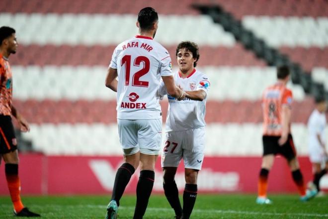 Carlos Álvarez y Rafa Mir celebran el gol del delantero ante el Volendam (Foto: SFC).
