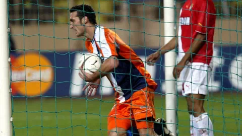 Scaloni recogiendo el balón tras su gol para acelerar el saque en el Mónaco 8-3 Deportivo (Foto: La Voz)
