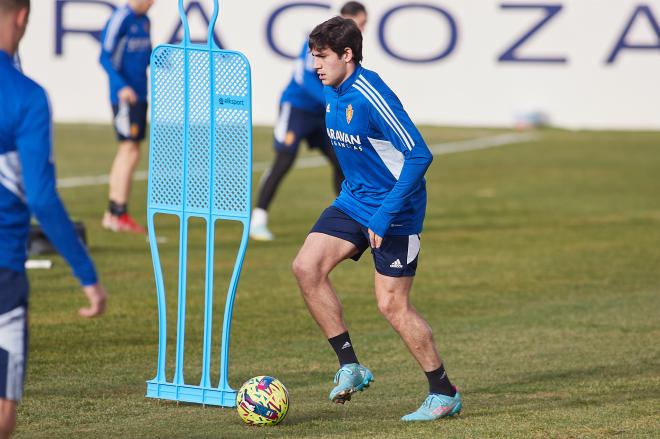 Iván Azón en un entrenamiento del Real Zaragoza (Foto: Daniel Marzo).