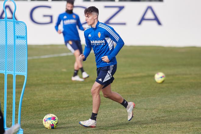 Alejandro Francés en un entrenamiento del Real Zaragoza (Foto: Daniel Marzo). 