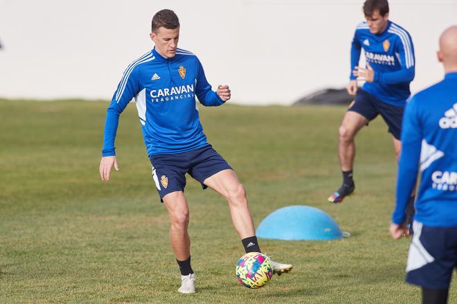 Carlos Nieto en un entrenamiento del Real Zaragoza (Foto: Daniel Marzo). 