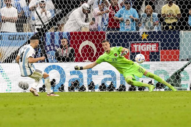 Gonzalo Montiel tirando el penalti contra Países Bajos. (Foto: Cordon Press)