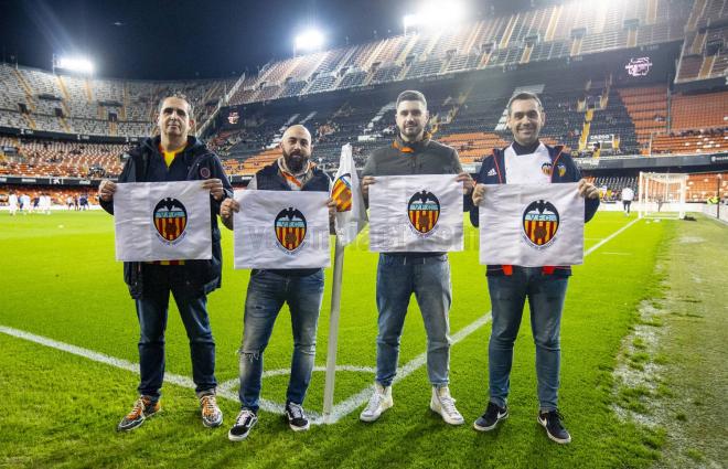 Los banderines del Centenario de Mestalla (Foto: Valencia CF).