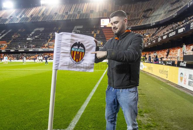 Un aficionado señala el banderín del Centenario de Mestalla (Foto: Valencia CF).