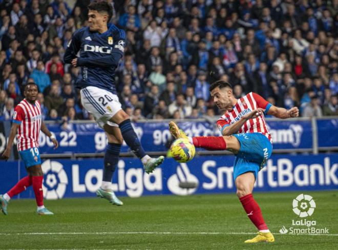 Jony remata ante Hugo Rama en el derbi Real Oviedo-Sporting (Foto: LaLiga).