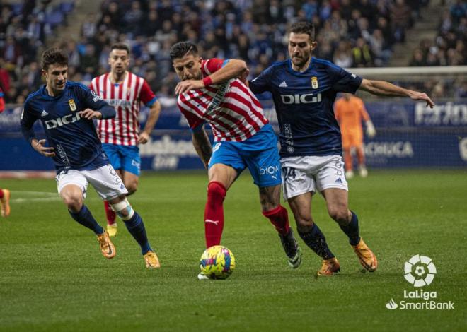 Gio Zarfino pugna con Lucas Ahijado ante Jimmy en el derbi Real Oviedo-Sporting (Foto: LaLiga).