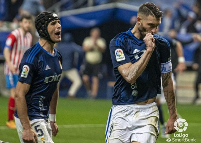 Celebración del gol de Borja Bastón en el derbi Real Oviedo-Sporting (Foto: LaLiga).