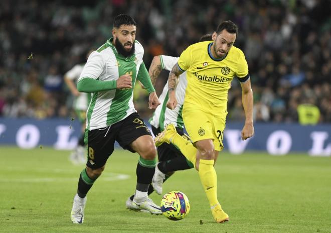 Nabil Fekir conduce el balón en el amistoso del Real Betis frente al Inter italiano.