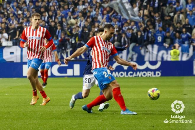 Cali Izquierdoz despeja ante Rivera en el derbi Real Oviedo-Sporting (Foto: LaLiga).
