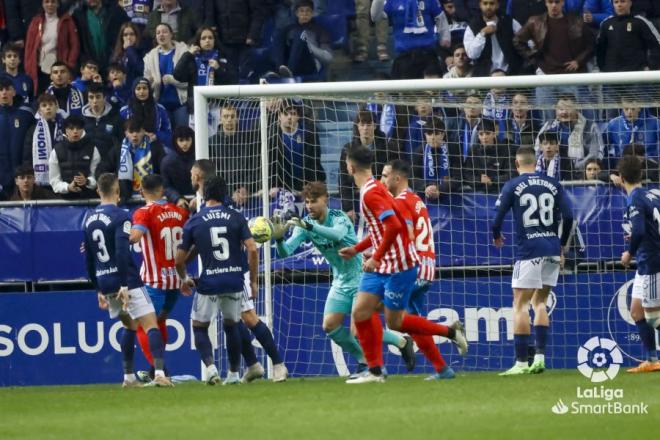 Quentin Braat atrapa un balón en el derbi Real Oviedo-Sporting (Foto: LaLiga).