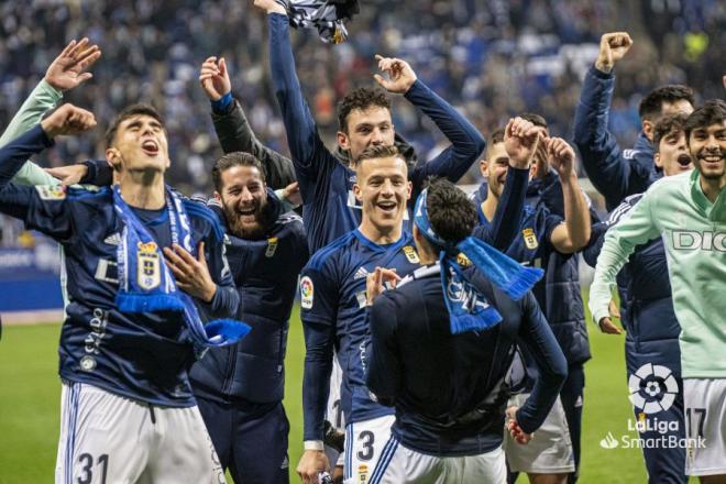 Celebración del Oviedo tras ganar el derbi al Sporting (Foto: LaLiga).