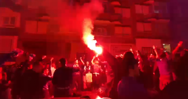 La afición del Oviedo en los aledaños del Tartiere (Foto: Luis Manso).