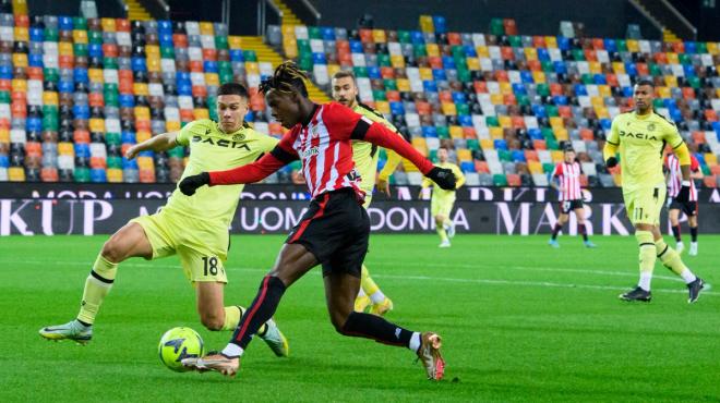 Nico Williams regatea en el partido amistoso Udinese-Athletic del pasado sábado (Foto: Athletic Club).