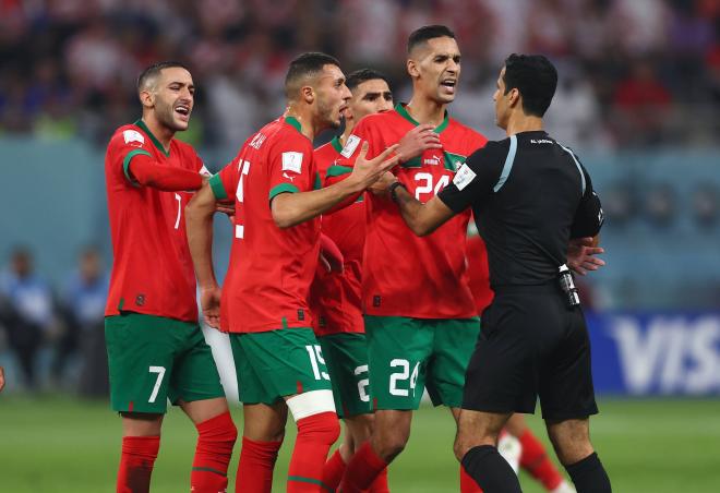Los jugadores de Marruecos protestan una decisión al árbitro (FOTO: Cordón Press).