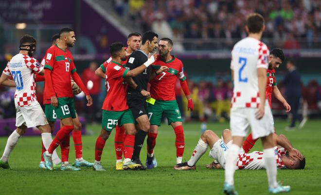 Los jugadores de Marruecos protestan una decisión del árbitro (FOTO: Cordón Press).