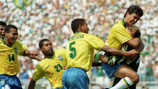 Mauro Silva y Bebeto celebrando la victoria en penaltis de Brasil ante Italia en USA 94 (Foto: AFP)