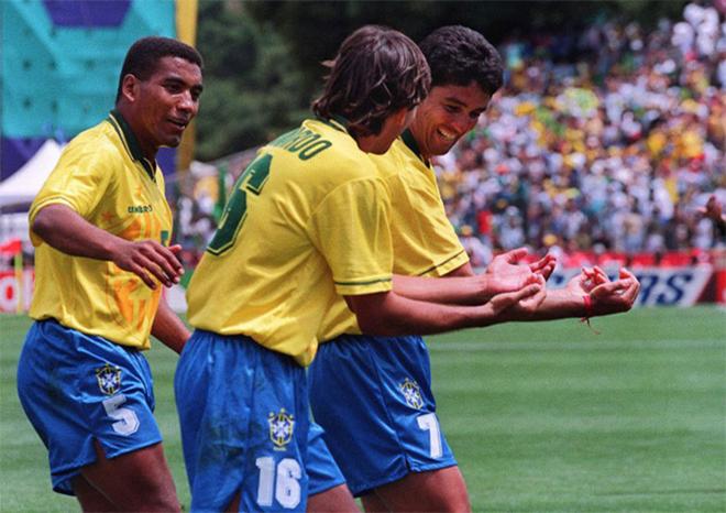 Bebeto y Mauro Silva, jugadores del Deportivo, celebrando uno de sus goles en el Mundial dedicado a Mattheus (Foto: Kodro Magazine)