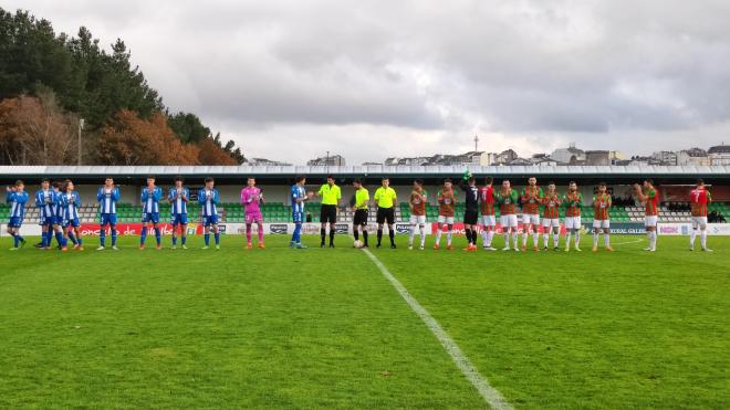 Deportivo Fabril y Racing Villalbés se saludan antes de iniciar el partido