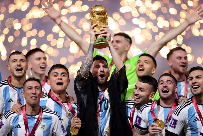 Messi levanta la Copa del Mundo al cielo.