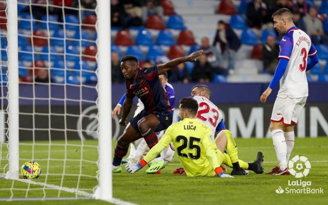 Bouldini falla una ocasión en el partido entre Levante y Éibar en el Ciutat. (Foto: LaLiga)