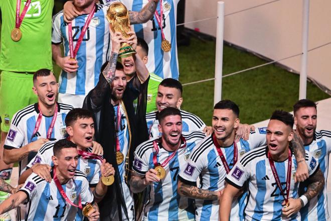 Leo Messi eleva al cielo de Lusail la Copa del Mundo de Argentina (Foto: EFE).